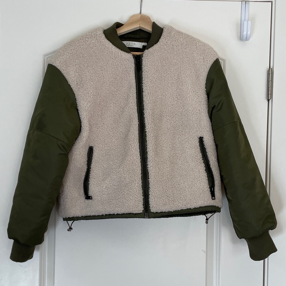 ASTR tegan faux shearling contrast puffer jacket in olive ivory